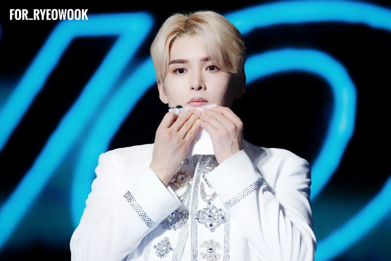 200119 Super Junior Ryeowook at SS8 in Macau (Day 2) documents 5