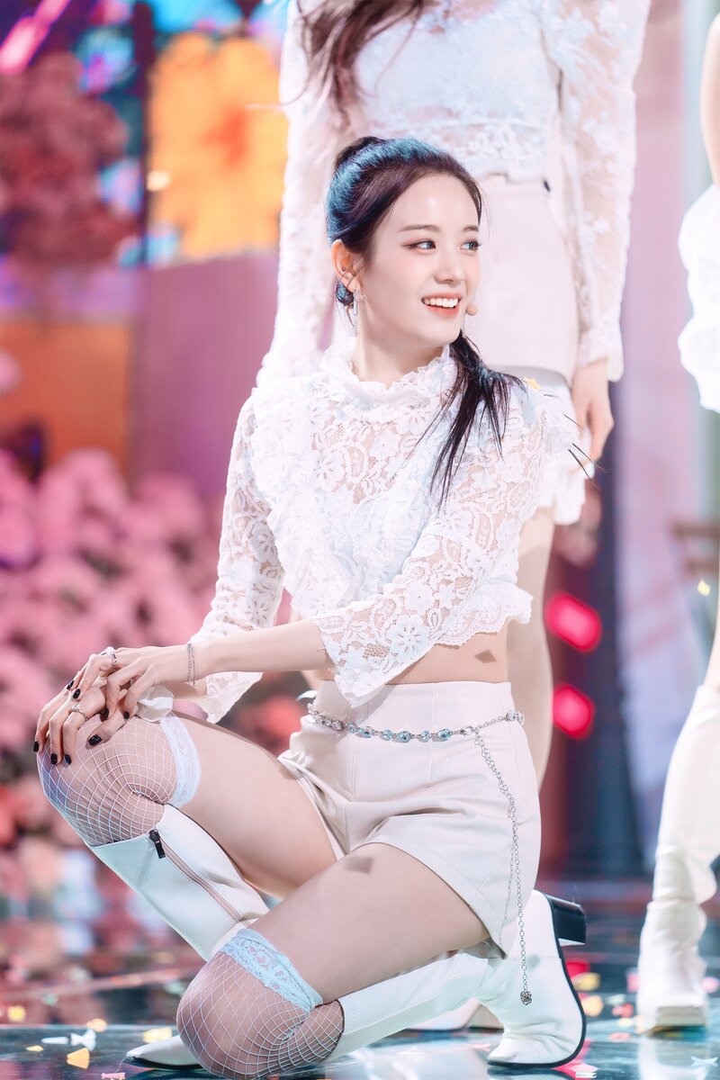 220123 fromis_9 Gyuri - 'DM' at Inkigayo documents 14