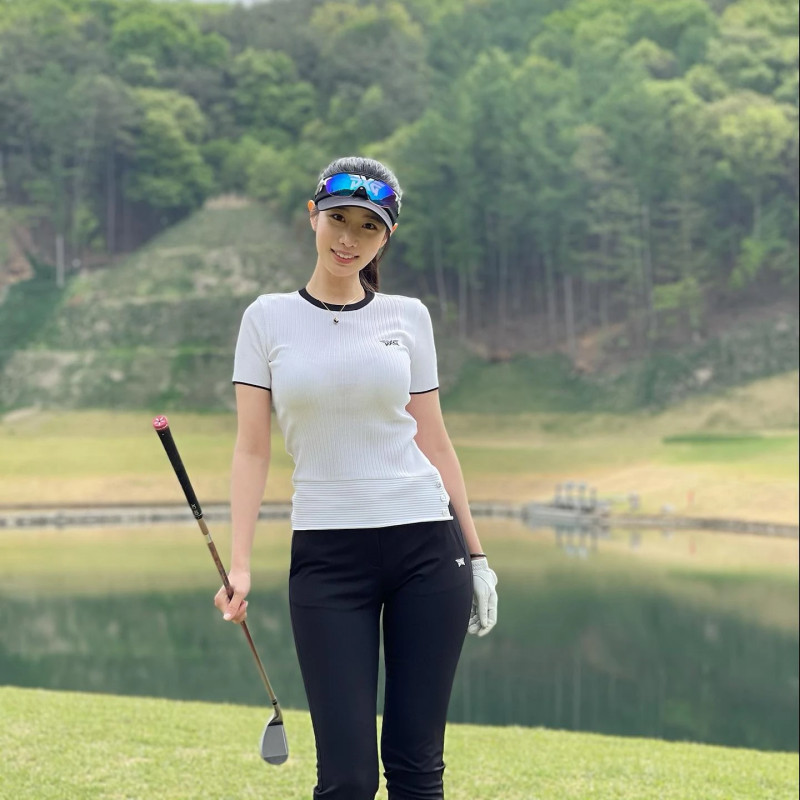 210428 Berry Good Johyun Golfing Instagram Update documents 6