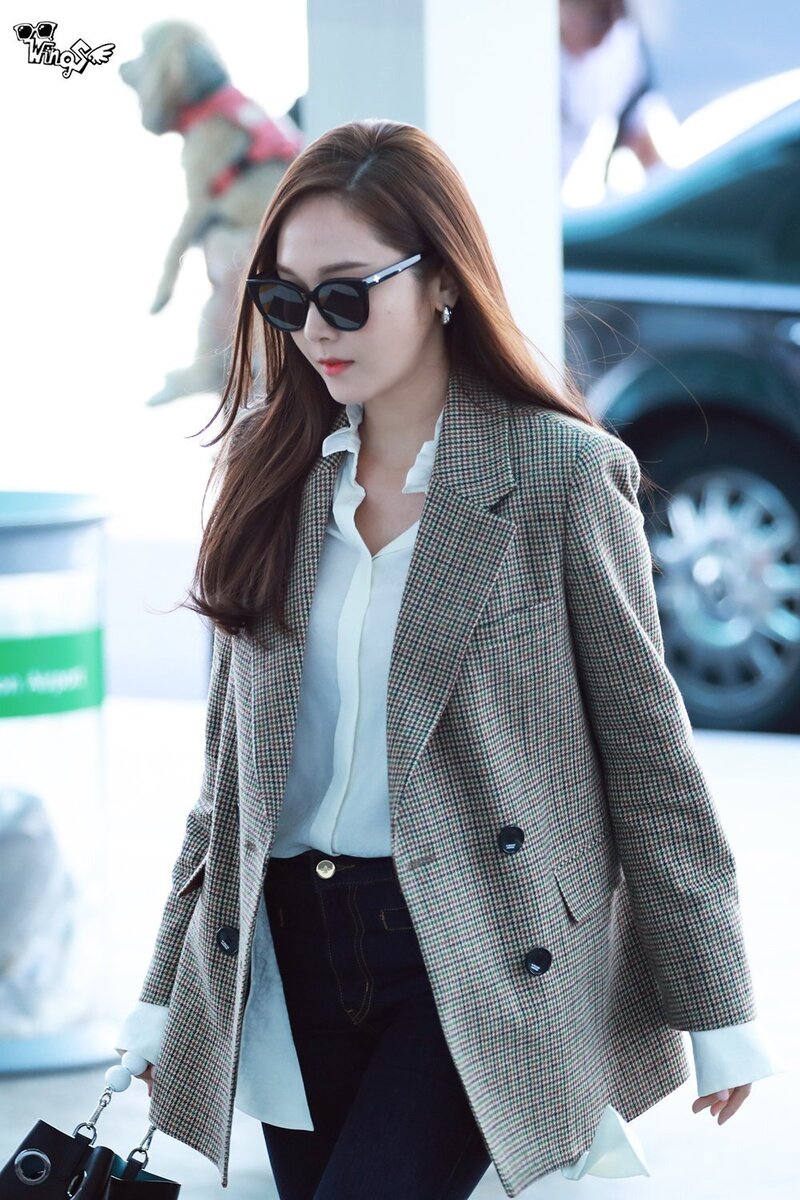 190826 Jessica at Incheon International Airport documents 10