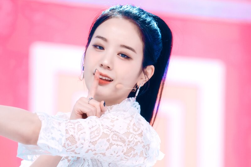 220123 fromis_9 Gyuri - 'DM' at Inkigayo documents 7