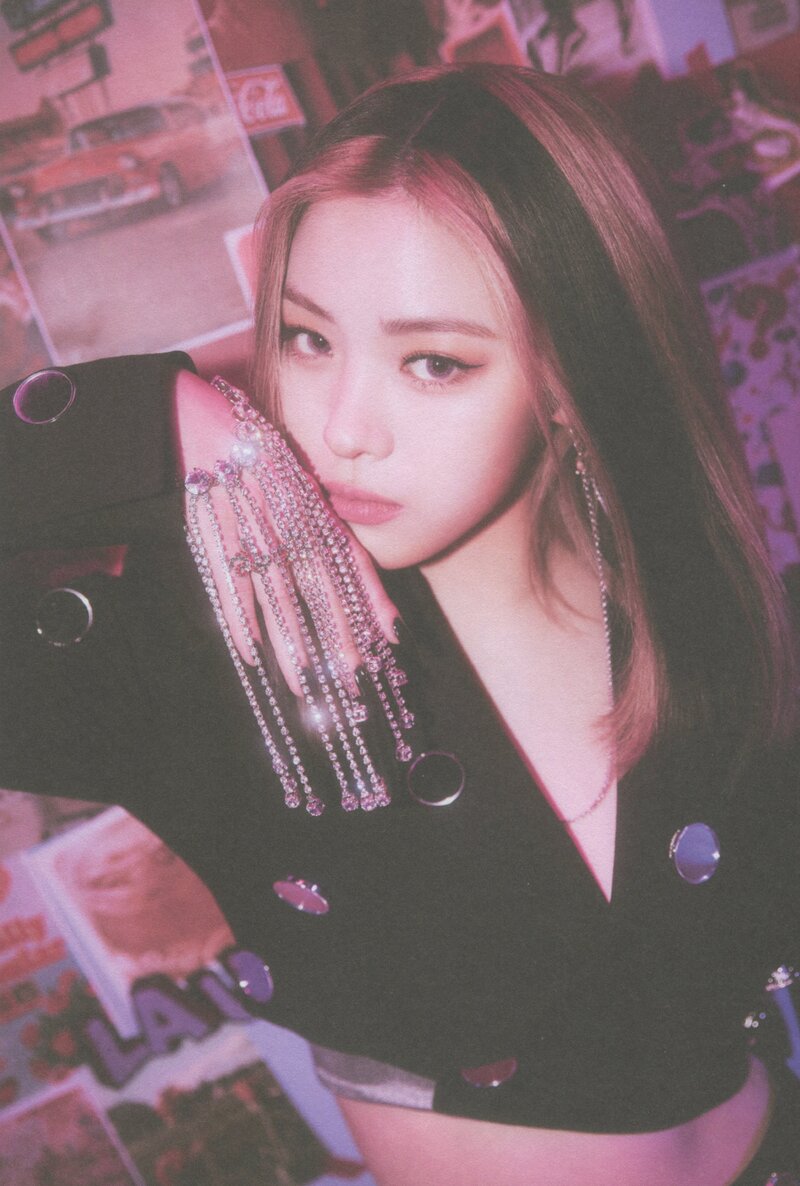ITZY 'GUESS WHO' Album [SCANS] documents 21