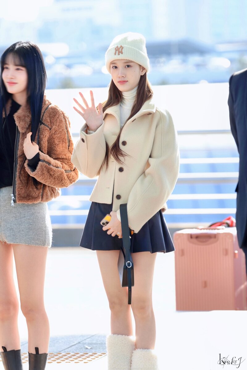 240113 STAYC J at Incheon International Airport documents 3