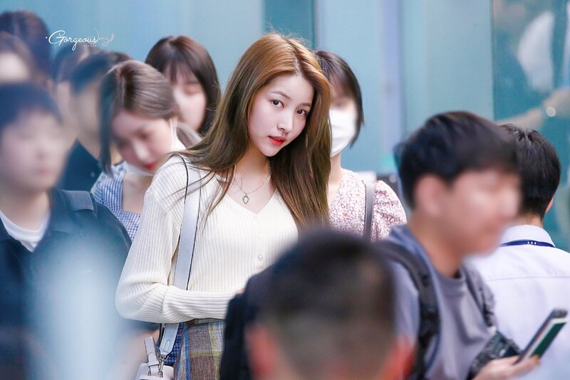 190719 GFRIEND Sowon at Incheon Airport documents 1