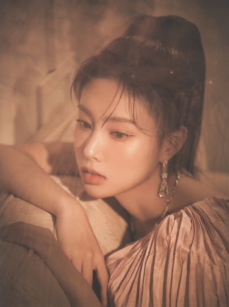 Kang Hyewon - Winter Special Album [W] (Scans) documents 4