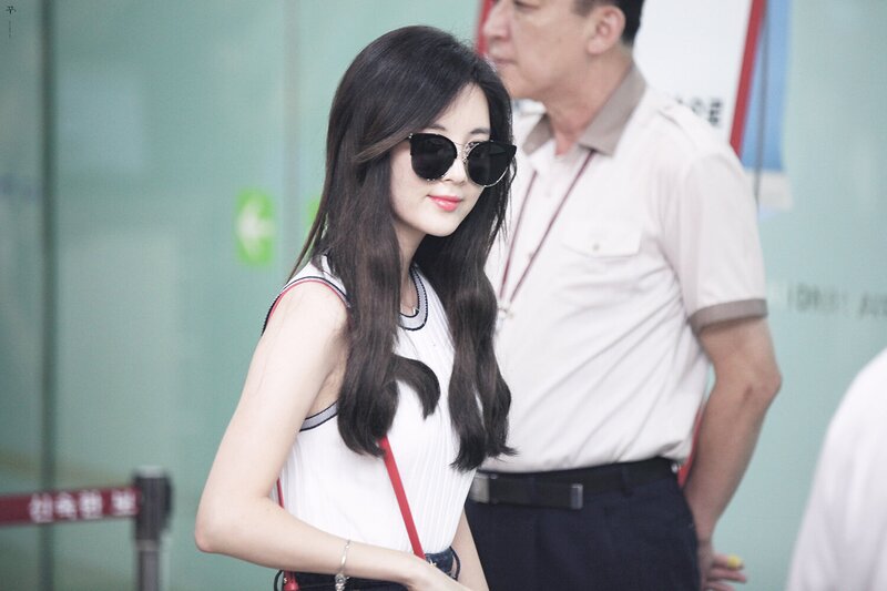160812 Girls' Generation Seohyun at Gimpo Airport documents 2