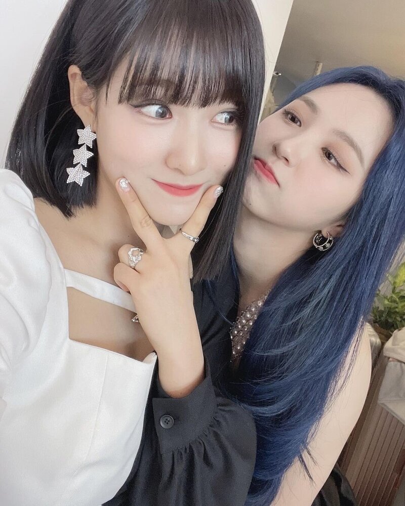 220904 CHERRY BULLET Instagram Update - Jiwon and Remi documents 2