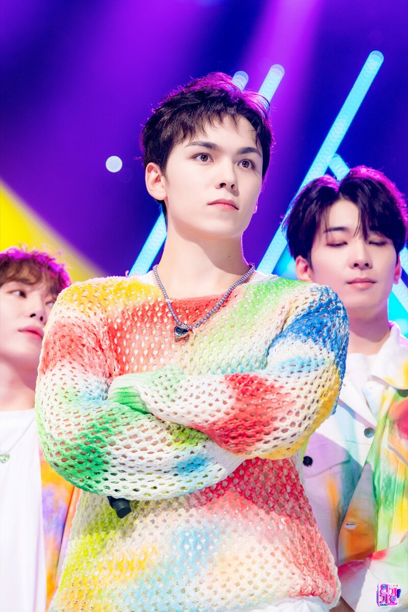 231105 SEVENTEEN Vernon - "God of Music" at Inkigayo documents 1