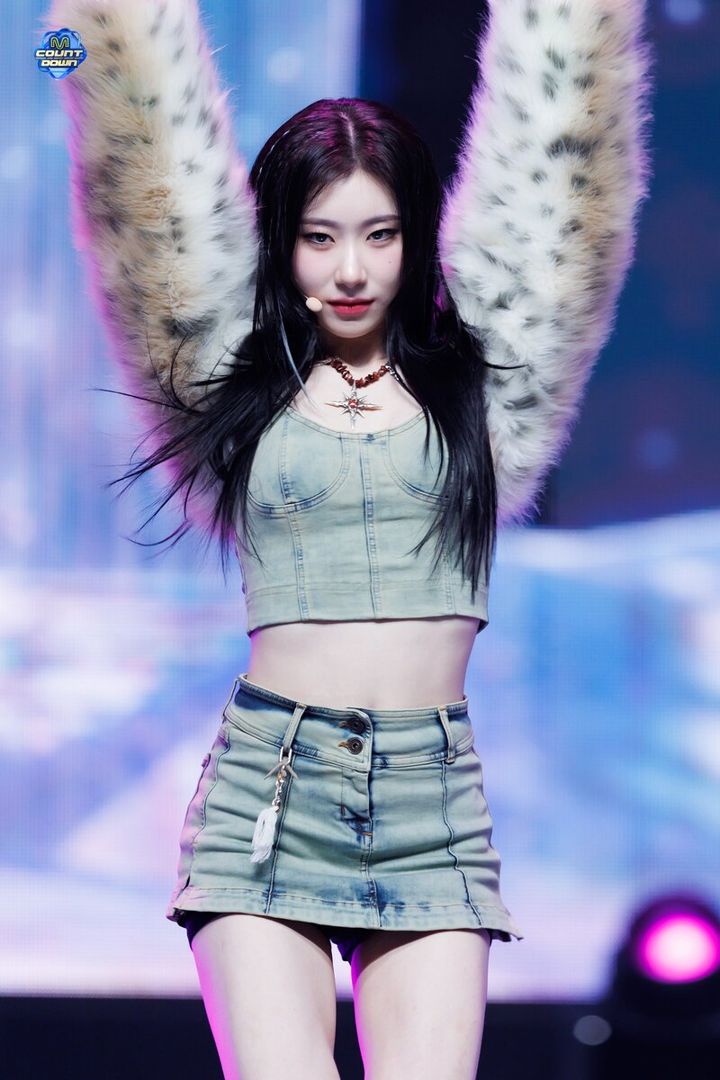 240125 ITZY Chaeryeong - 'Mr. Vampire' at M Countdown documents 1