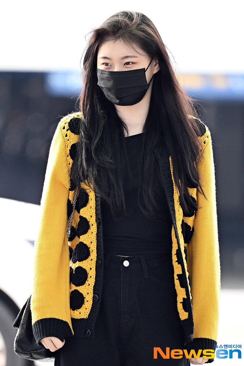 240404 ITZY Chaeryeong at Incheon International Airport documents 1