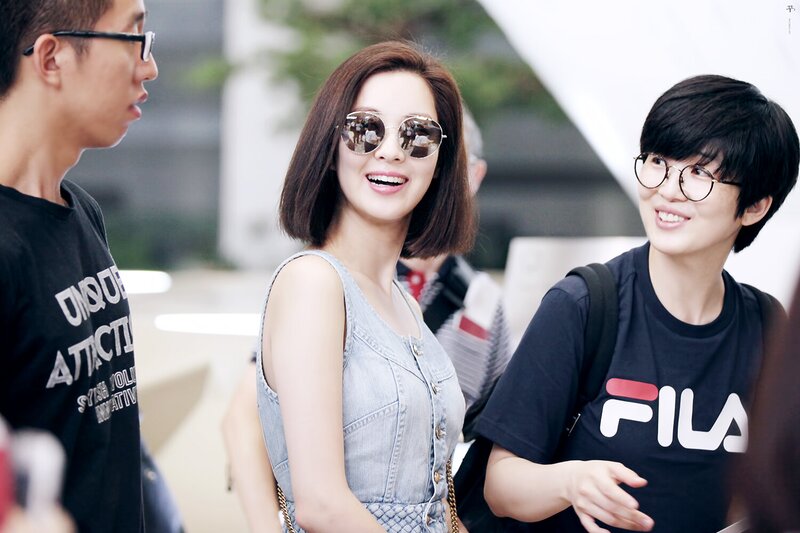 170715 Girls' Generation Seohyun at Gimpo Airport documents 15
