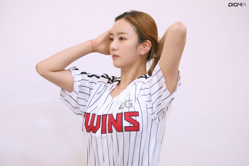 210604 PlayM Naver Post - Apink's Bomi LG Twins First Pitch Behind documents 1