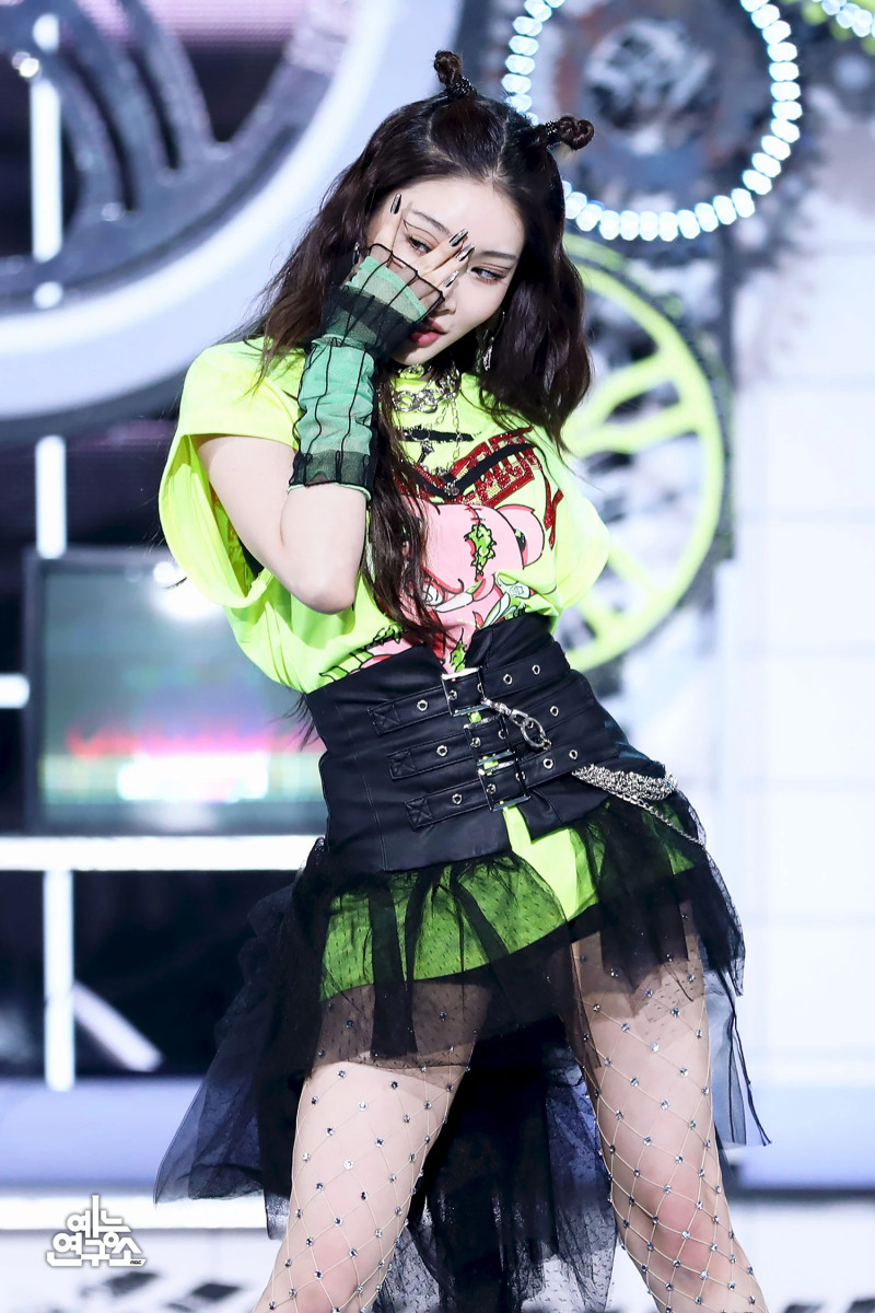 210220 Chungha - 'Bicycle' at Music Core (MBC Naver Post) documents 7