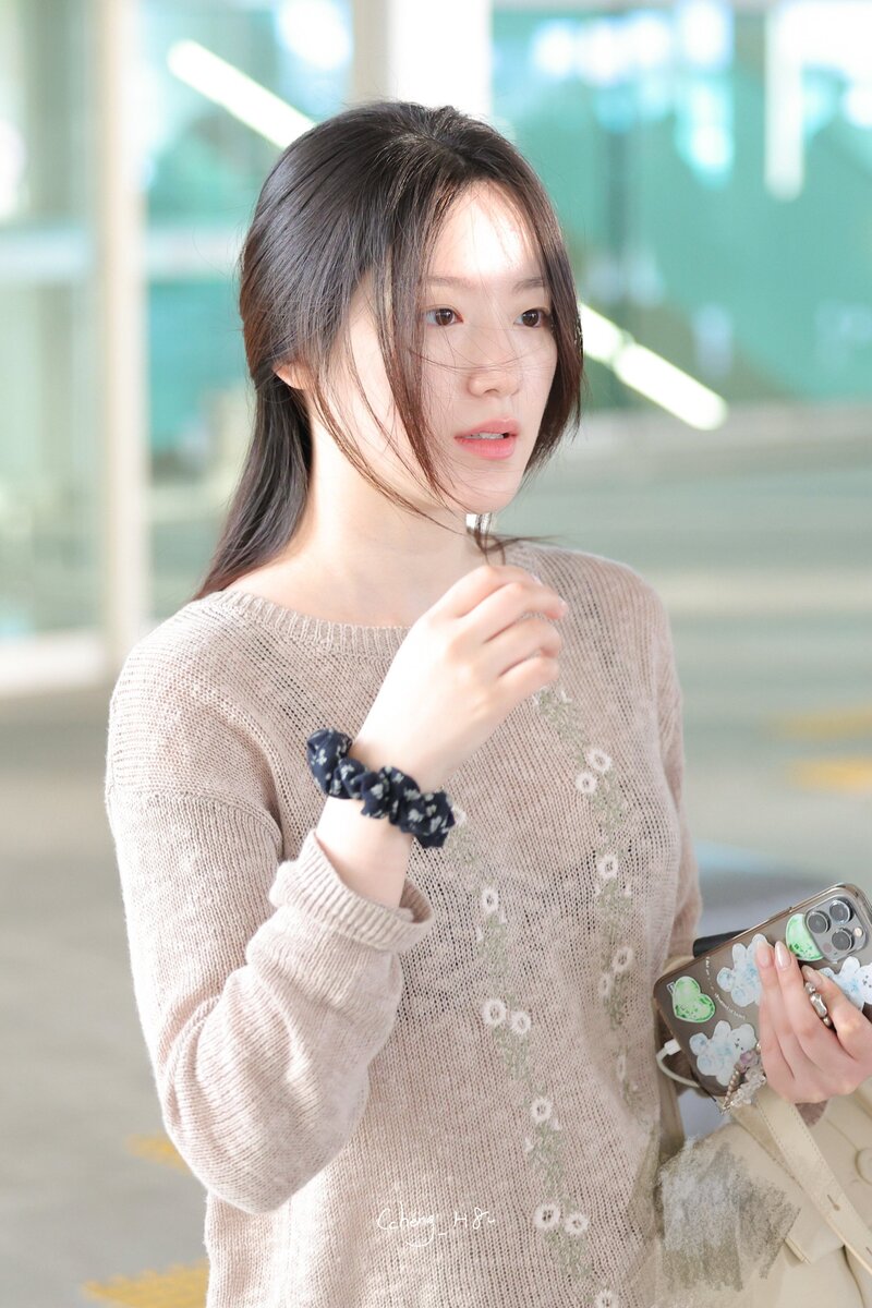 240422 (G)I-DLE Shuhua at Incheon International Airport documents 4