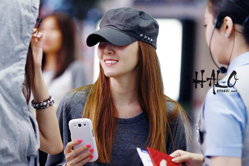 120812 Girls' Generation Jessica at Gimpo Airport documents 1