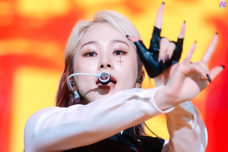 211212 EVERGLOW Mia - "PIRATE" at Inkigayo documents 3
