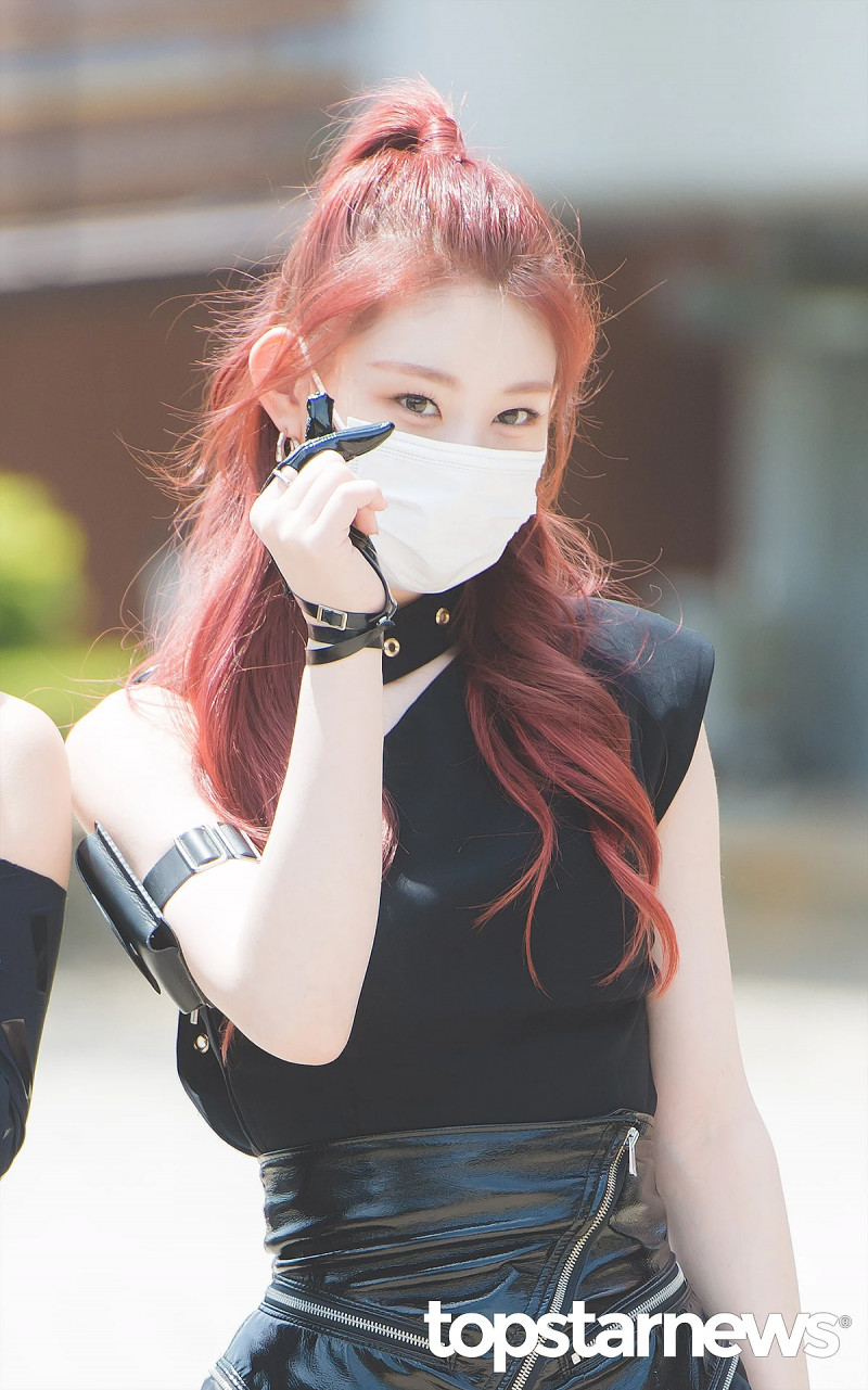 210512 ITZY Chaeryeong - On the way to Show Champion documents 16