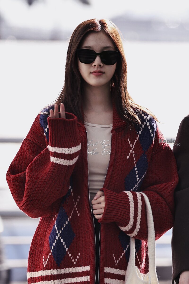 240215 STAYC J at Incheon International Airport documents 3