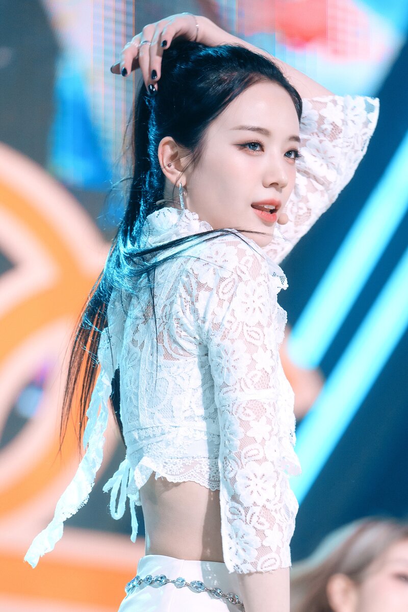220123 fromis_9 Gyuri - 'DM' at Inkigayo documents 26