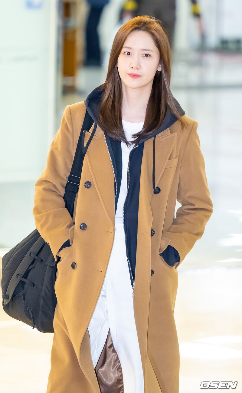 240213 Yoona at Gimpo International Airport documents 3