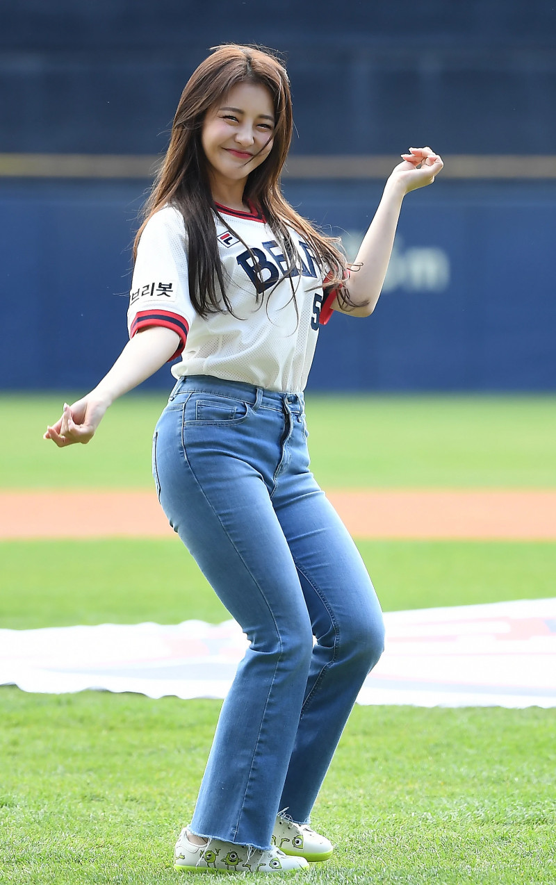 210404 Brave Girls Yujeong - First pitch for Doosan Bears documents 7