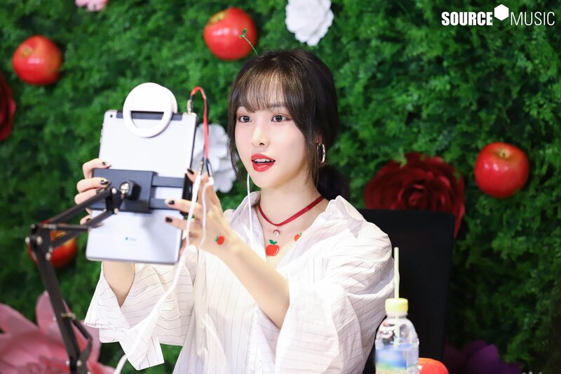 210304 Source Naver Post - GFRIEND 'Apple' Video Call Behind documents 3