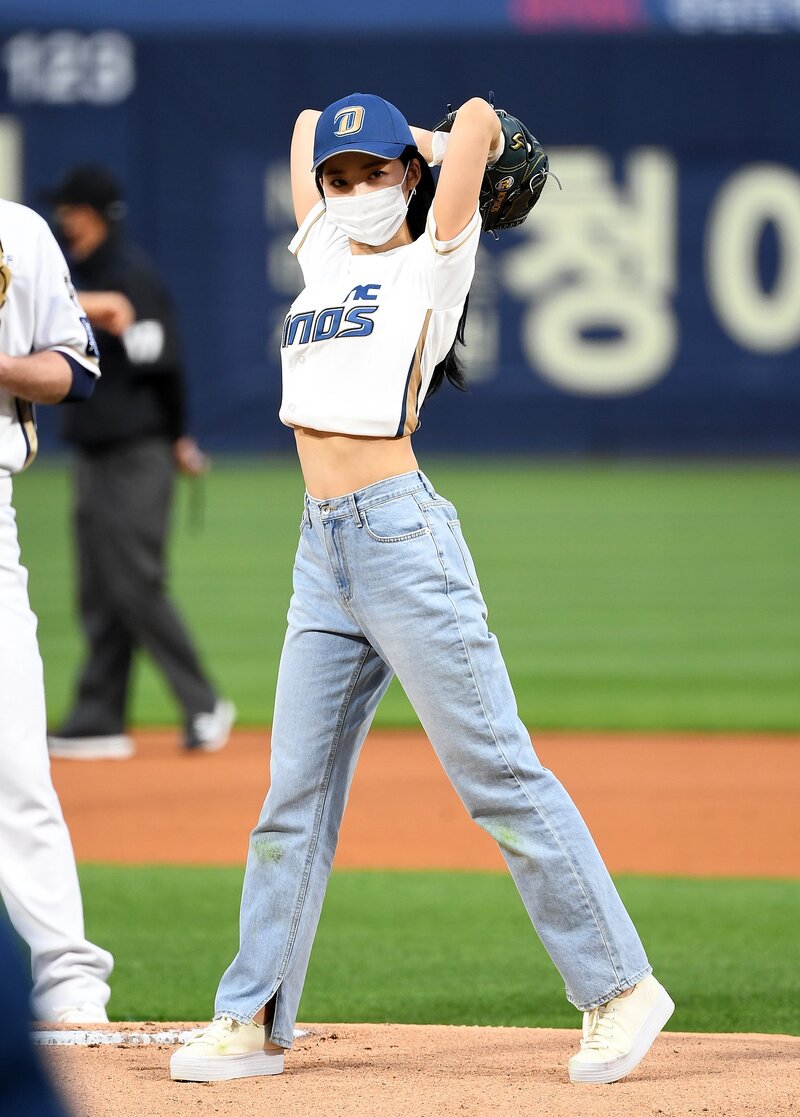 210514 EVERGLOW Sihyeon - First Pitch for NC Dinos documents 2