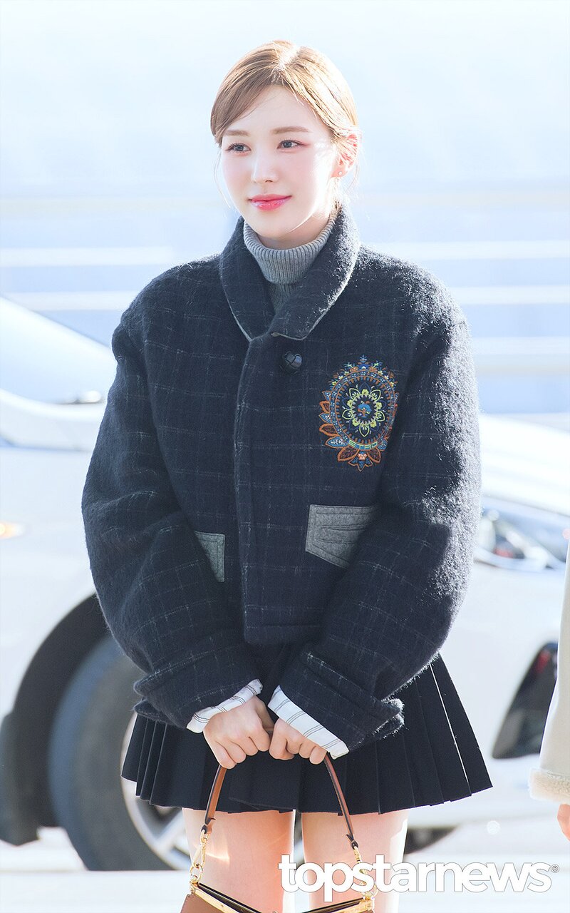 231212 Red Velvet Wendy at Incheon International Airport documents 1