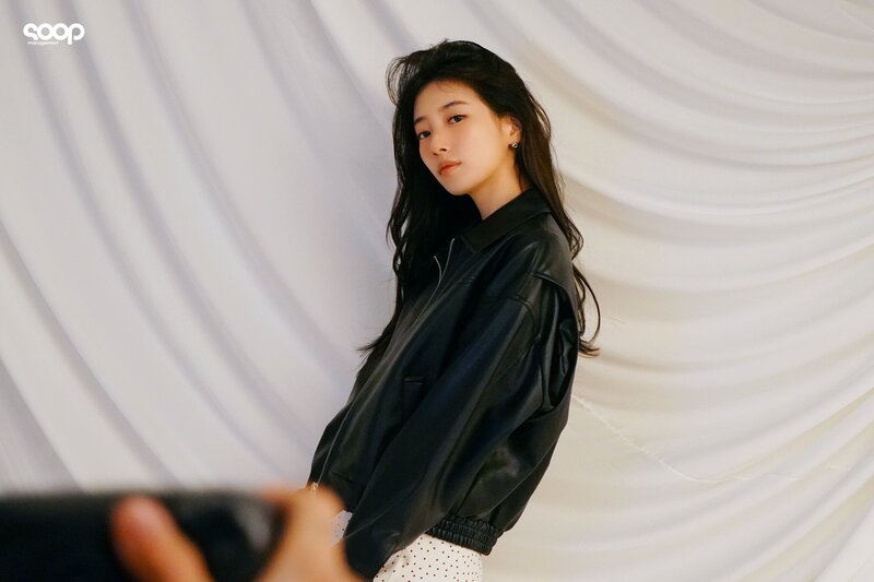 240405 SOOP Naver Post - Suzy - Guess S/S 2024 Campaign Behind documents 7