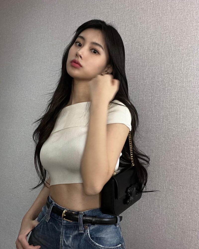 220304 Kang Hyewon Instagram Update documents 1