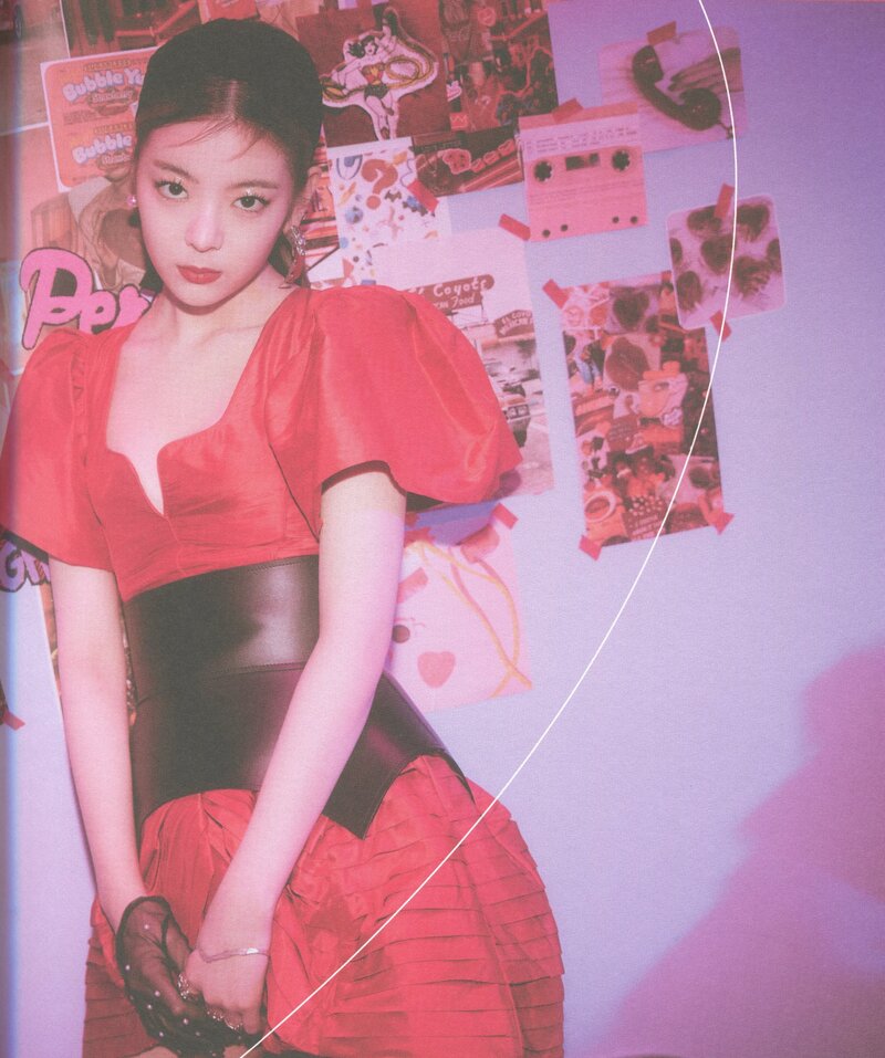 ITZY 'GUESS WHO' Album [SCANS] documents 9