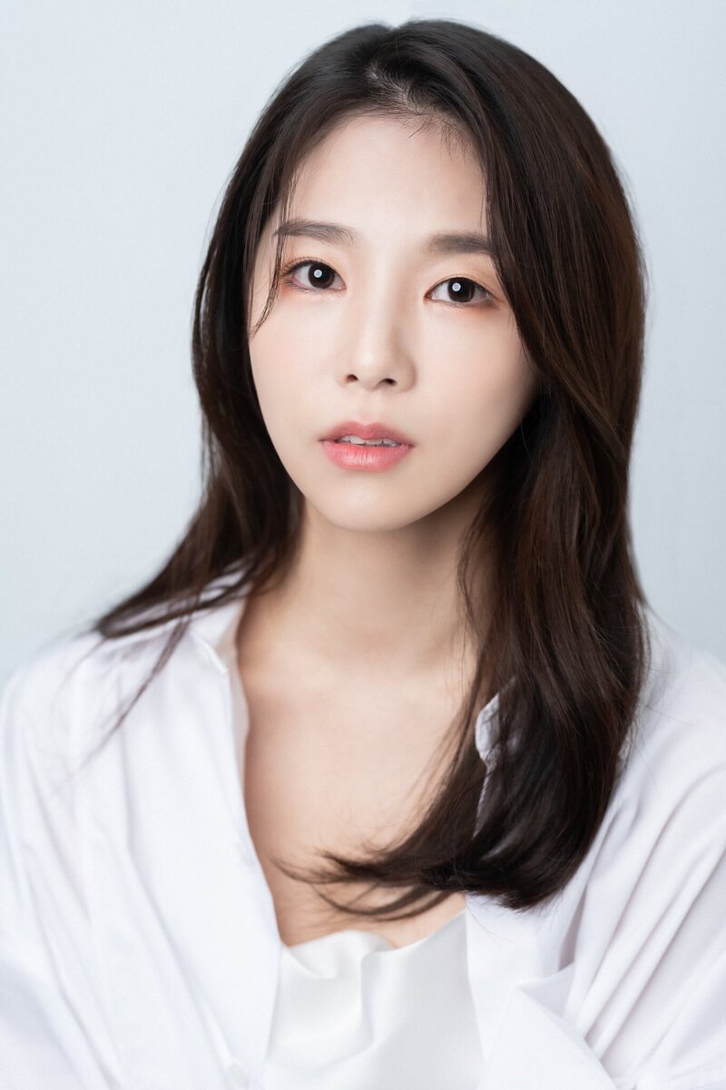 Lee Seo Young New Profile Photo for Urban network Entertainment documents 3