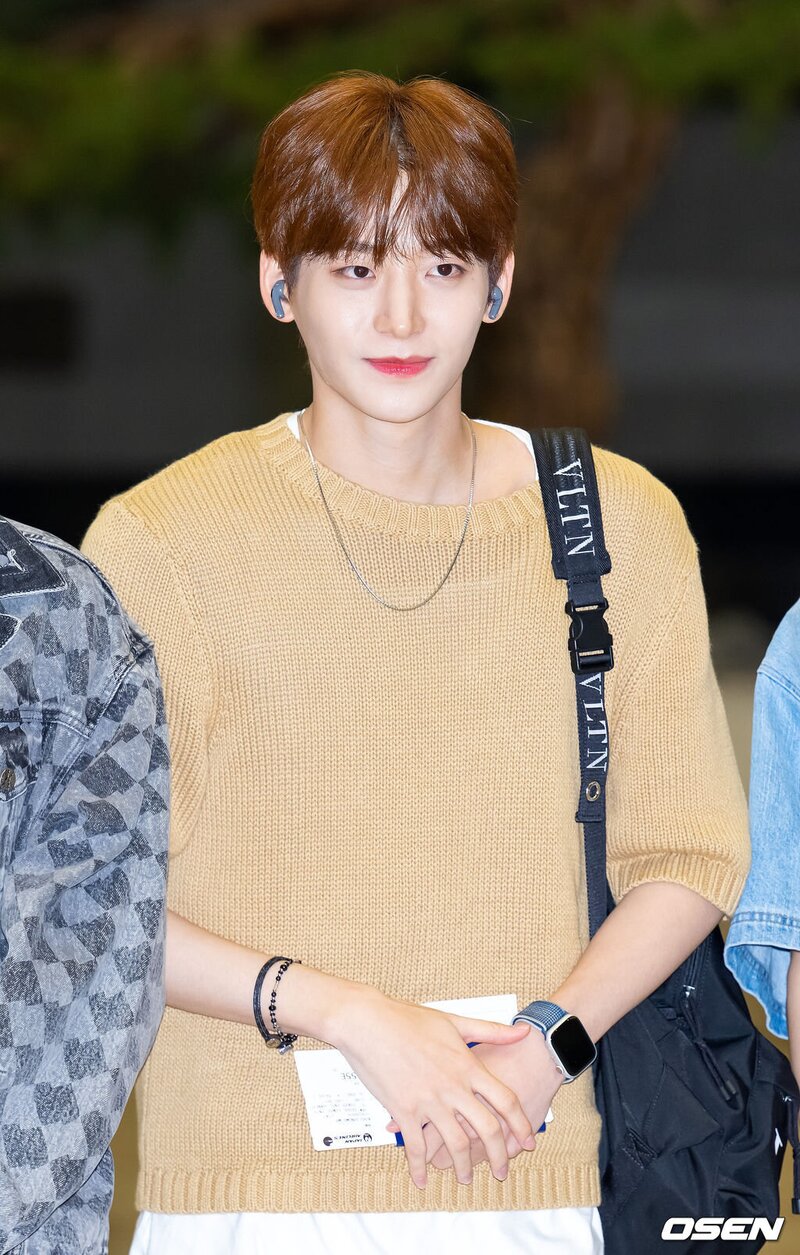 230716 CRAVITY Jungmo at Gimpo International Airport heading to Tokyo, Japan documents 1