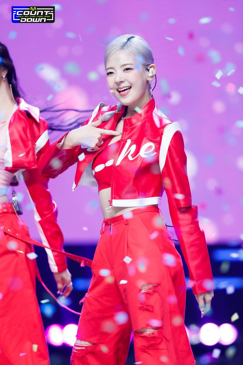 230810 ITZY Lia - 'CAKE' at M COUNTDOWN documents 1
