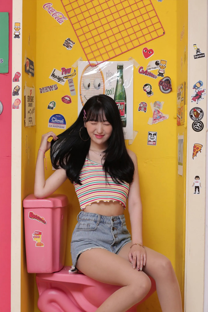 Yellow_Bee_Ryuhee_DVD_(Difference_Versus_Difference)_concept_photo_(2).png