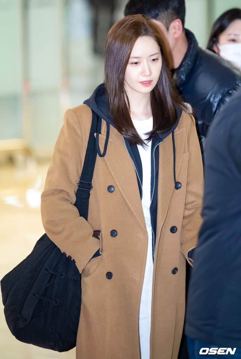 240213 Yoona at Gimpo International Airport documents 5