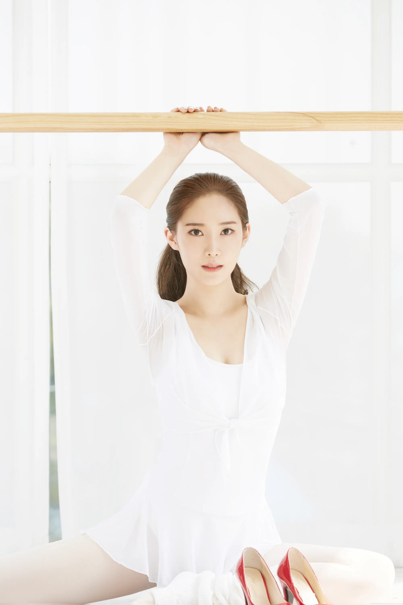 Brave_Girls_Minyoung_High_Heels_promotional_photo.png