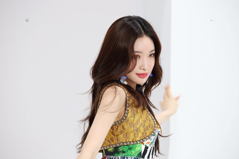 210526 MNH Naver Post - Chungha's Harpers Bazaar May Issue Photoshoot Behind documents 15