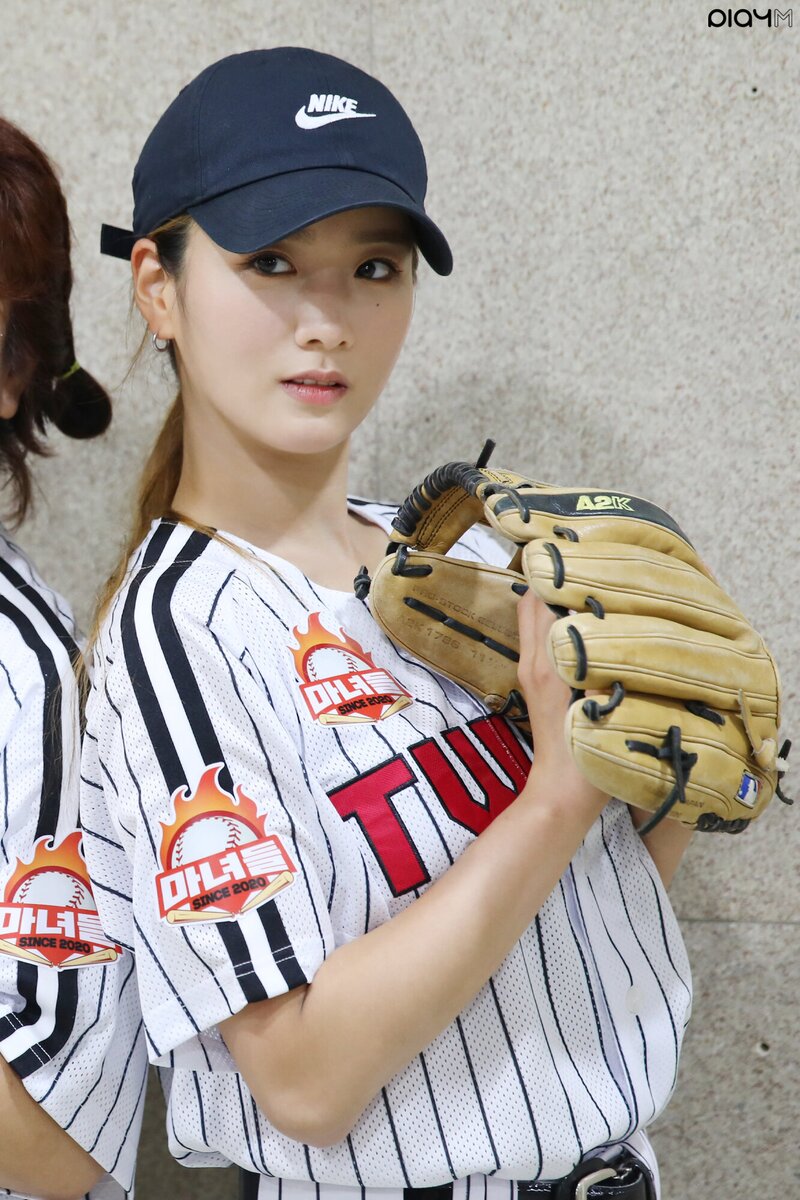 210604 PlayM Naver Post - Apink's Bomi LG Twins First Pitch Behind documents 16