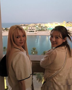 221010 SNSD Hyoyeon Instagram Update with Sunny