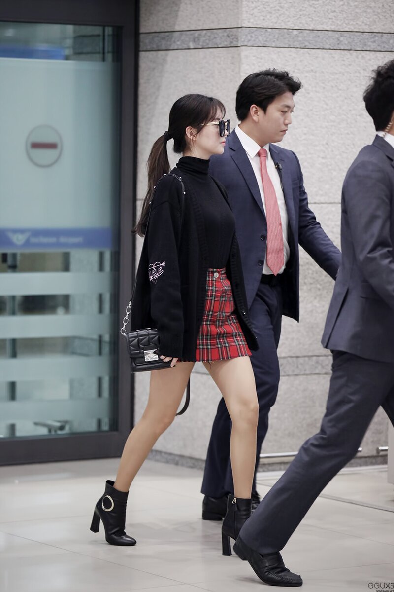 161025 Girls' Generation Seohyun at Incheon Airport documents 2