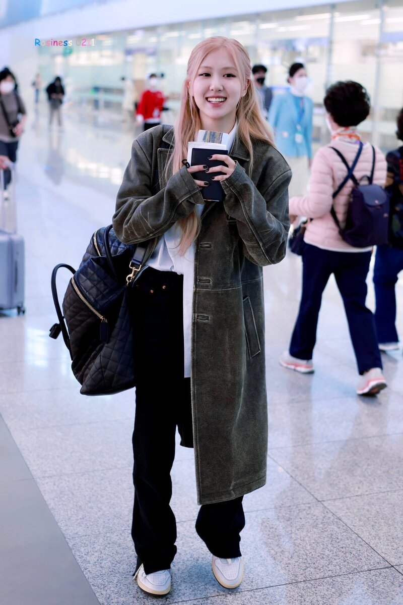 230328 ROSÉ at Incheon International Airport documents 2