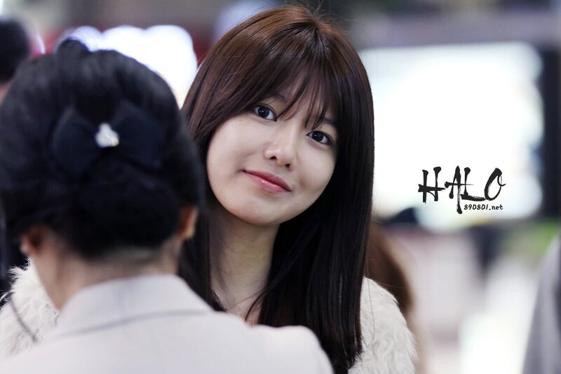 121108 Girls' Generation Sooyoung at Gimpo Airport documents 2