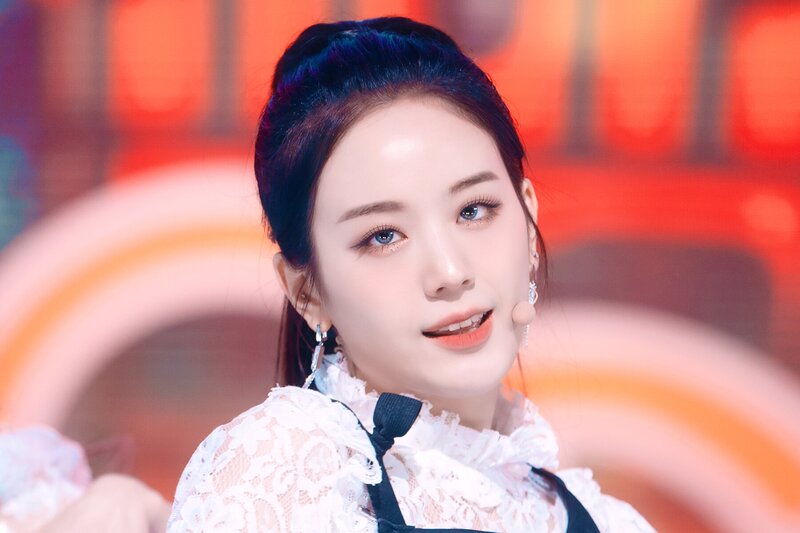 220123 fromis_9 Gyuri - 'DM' at Inkigayo documents 24