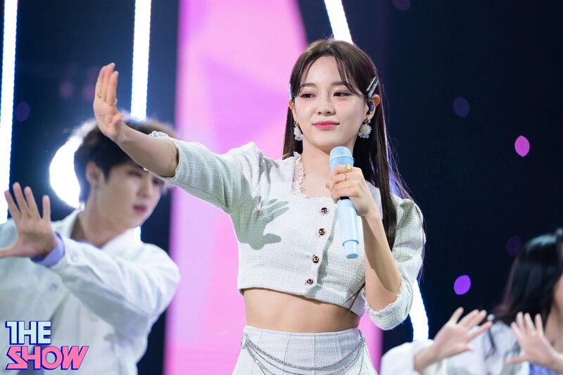 210406 Kim Sejeong 'Warning' at The Show documents 17