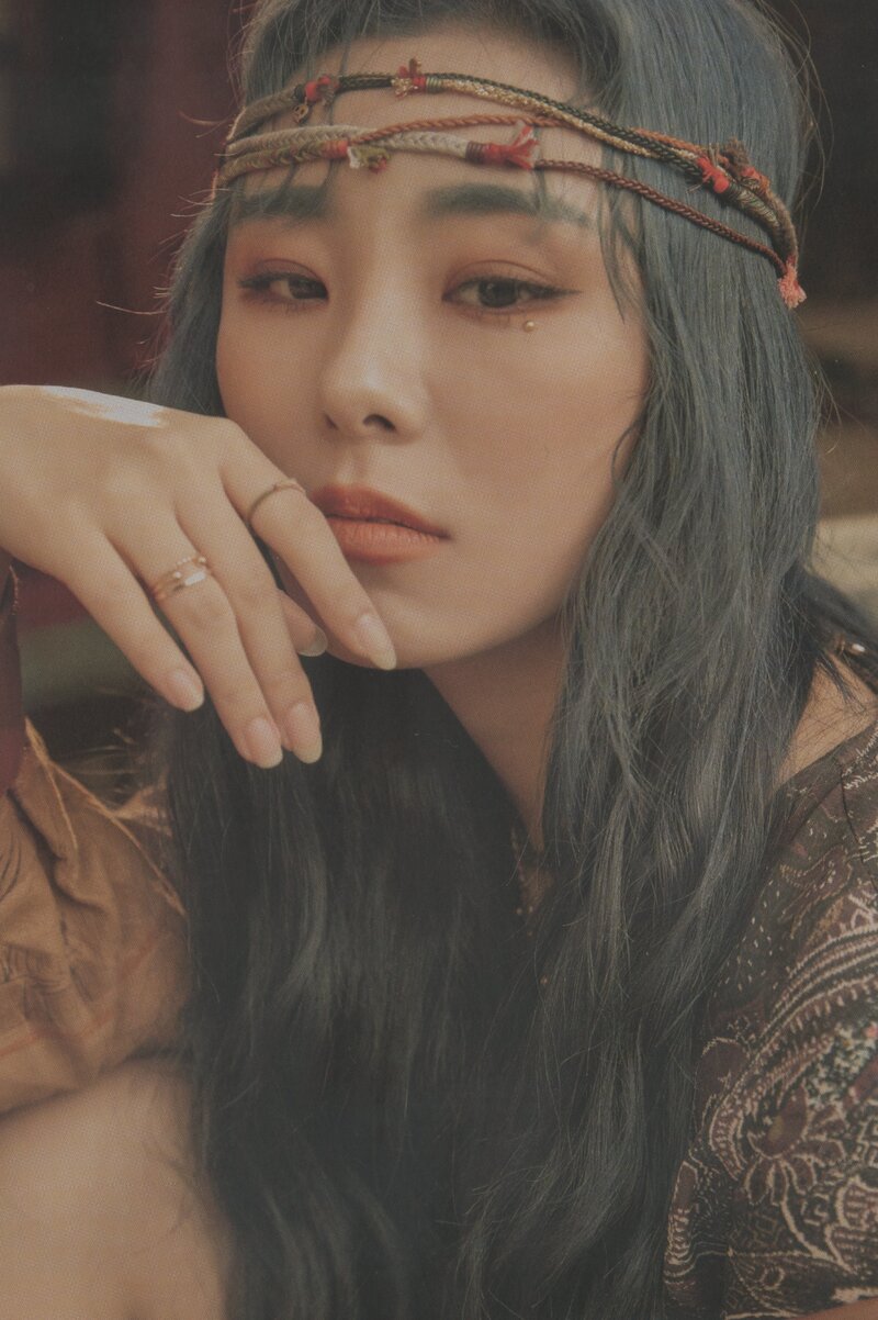 MAMAMOO 2nd Full Album 'reality in BLACK' [SCANS] (All Universes) documents 5