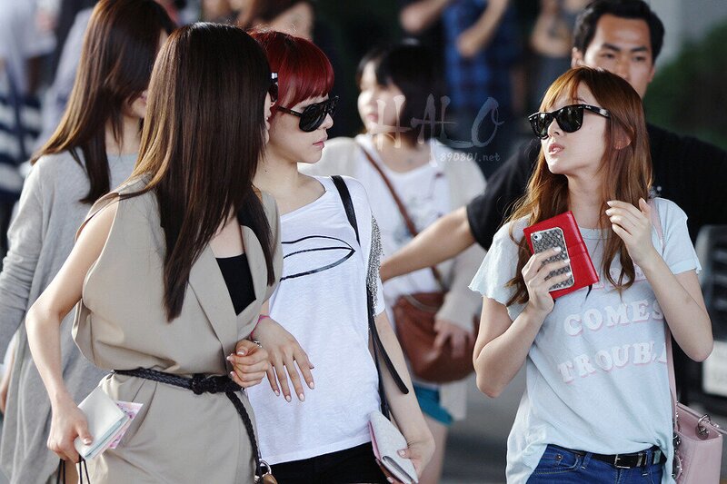 120610 Girls' Generation Tiffany, Jessica & Seohyun at Incheon Airport documents 2