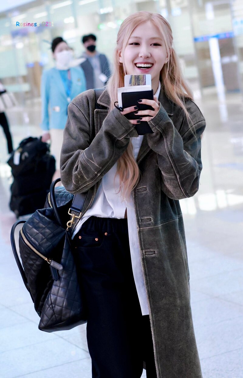 230328 ROSÉ at Incheon International Airport documents 3