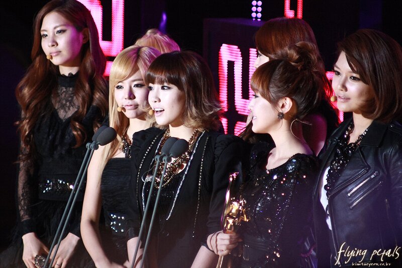101209 Girls' Generation at 2010 Golden Disk Awards documents 1