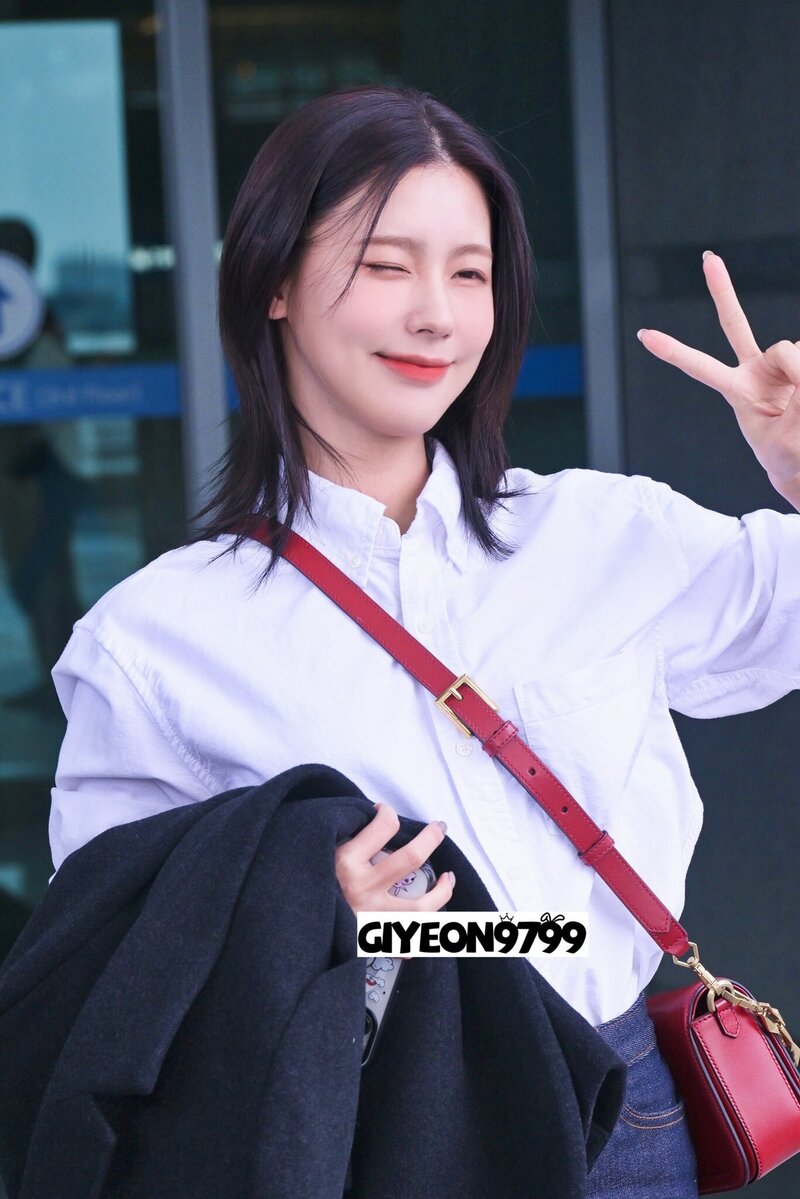 240406 (G)I-DLE Miyeon at Incheon International Airport documents 6